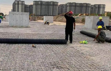 三水土工格栅铺设前地基要怎么处理？